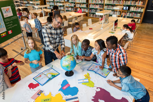 Obraz na plátně Diverse children learning geography together.