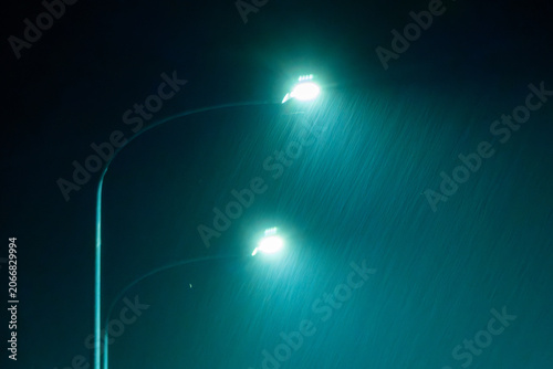 Obraz na płótnie 雨に滲む街灯