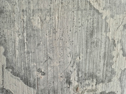Foto Close-up of aged wall surface with peeling paint, gray patches, white streaks, and textured weathered patterns showing natural decay