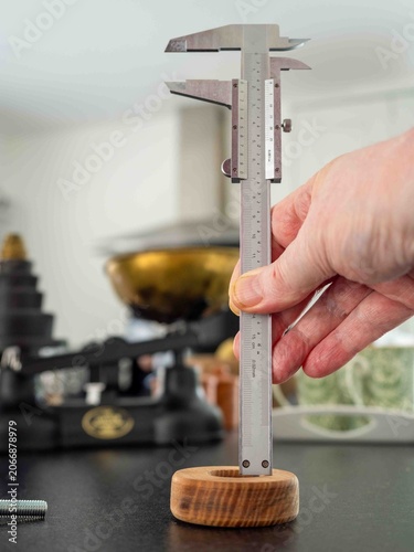 Fotografía analogue vernier caliper used to measure the depth of an object