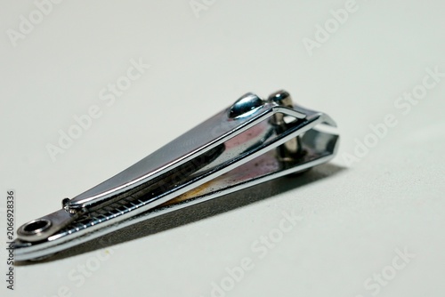 Konstfotografi nail clippers on white background