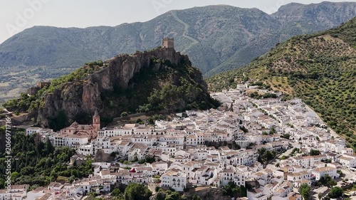Municipio de Zahara de la Sierra y su hermoso castillo en la cima del cerro, Andalucía