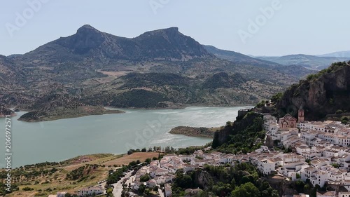 Municipio de Zahara de la Sierra y su hermoso castillo en la cima del cerro, Andalucía