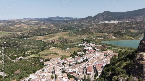 Municipio de Zahara de la Sierra y su hermoso castillo en la cima del cerro, España