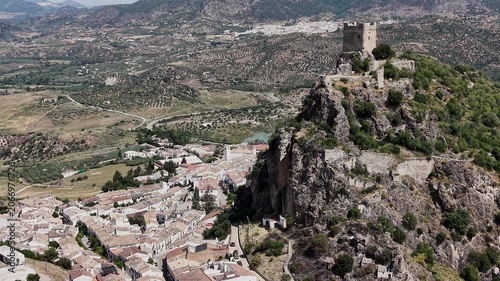 Municipio de Zahara de la Sierra y su hermoso castillo en la cima del cerro, España