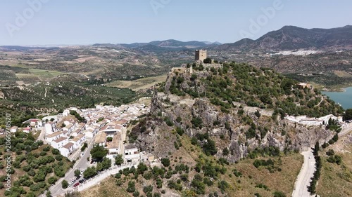 Municipio de Zahara de la Sierra y su hermoso castillo en la cima del cerro, España