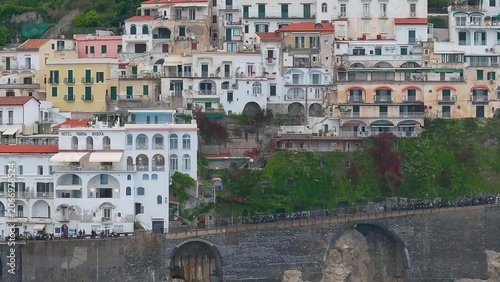 Obraz na plátne Colorful hillside buildings in a densely packed cityscape