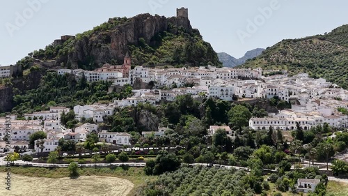 Municipio de Zahara de la Sierra y su hermoso castillo en la cima del cerro, Andalucía
