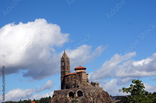 Église Saint-Michel d'Aiguilhe sur fond de nuages, Le Puy-en-Velay