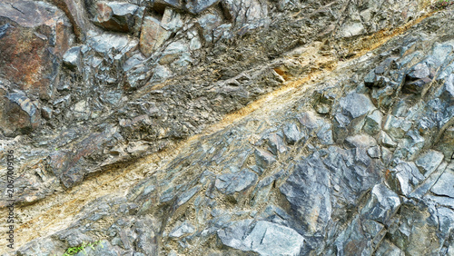Fotografía A detailed capture of a distinct mineral-rich fissure running through a rugged g