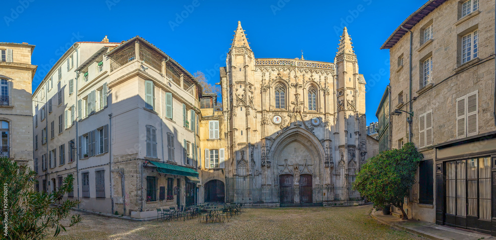 Fototapeta premium View of the architecture of the famous city of Avignon in France 