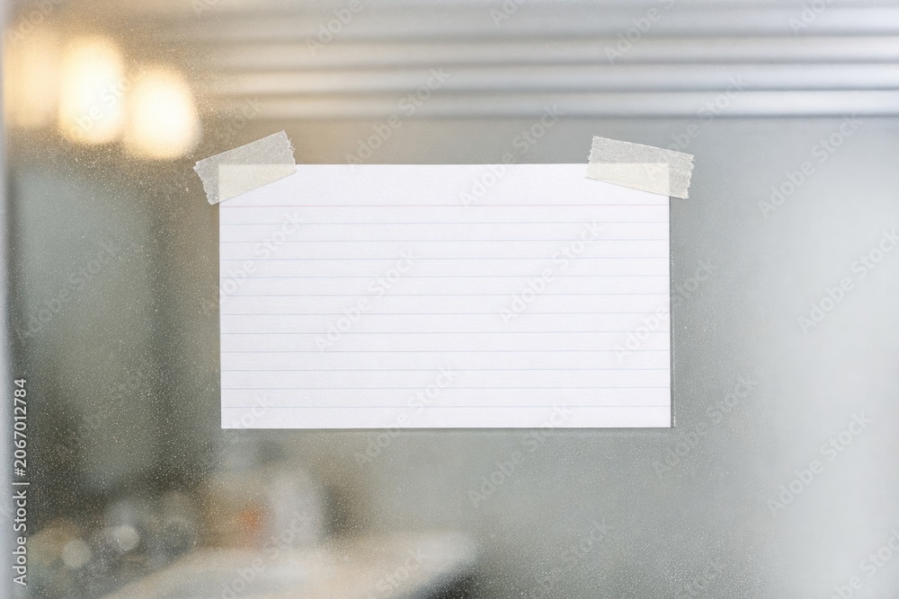 Obraz premium A piece of paper stuck to a mirror with a note written on it