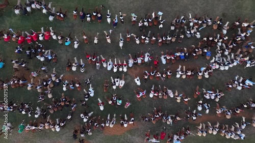 Gauchos montando caballos en fiesta popular rural vistos desde el aire, tradición ecuestre y cultura argentina
