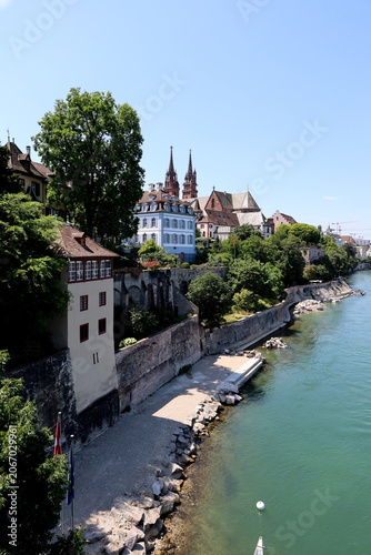Blick von der Wettsteinbrücke auf das Rheinufer und das Münster in Basel