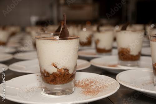 Tableau sur toile Primer plano vaso con postre de crema y chocolate