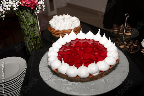 Obraz na płótnie Pastel de cumpleaños con feutos rojos y crema en mesa
