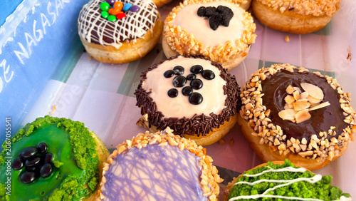 Foto Assorted Gourmet Donuts with Colorful Glaze and Various Toppings