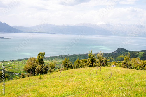 This image showcases Lake Eğirdir in Isparta, Turkey, surrounded by mountainous terrain and greenery.The area is known for natural beauty, including viewpoints from surrounding hills like Karatepe.Vis