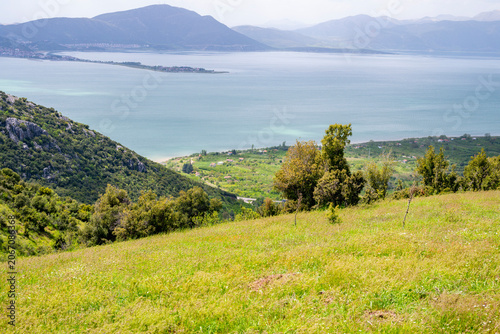 This image showcases Lake Eğirdir in Isparta, Turkey, surrounded by mountainous terrain and greenery.The area is known for natural beauty, including viewpoints from surrounding hills like Karatepe.Vis