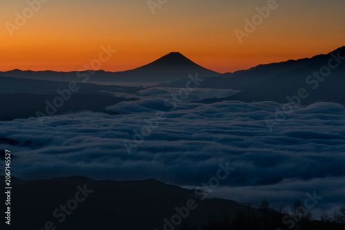 高ボッチ山から望む雲海と富士山