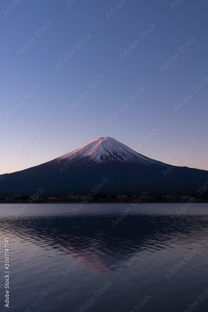 Fototapeta premium 朝の河口湖の逆さ富士