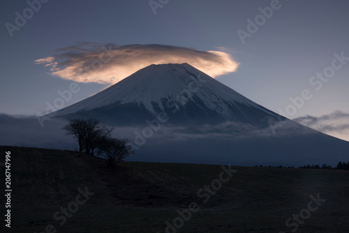 かさ雲と冠雪の富士山