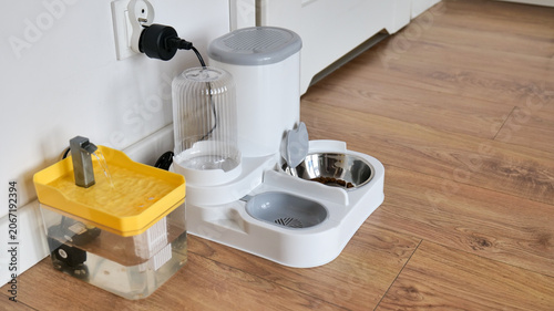 Canvastavla Automatic pet feeder and water dispenser for cats and dogs placed on a wooden floor