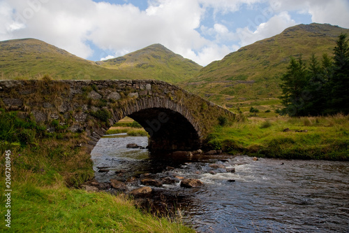 Fotografie Title: Historic Stone Footbridge in the Scottish Highlands Mountain Valley