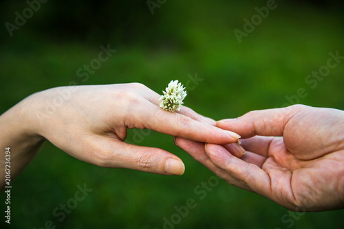 Konstfotografi  Lovers confessing with flower rings