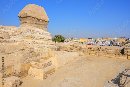 Tableau sur toile Great Sphinx of Giza, a limestone statue located on the Giza Plateau in Egypt, seen from behind as it faces the modern cities of Giza and Cairo, Egypt