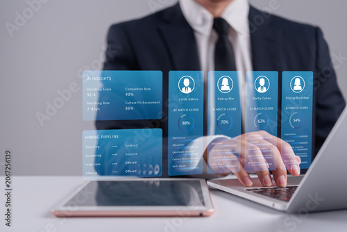 Foto HR manager using laptop with AI candidate matching score graphic for recruitment