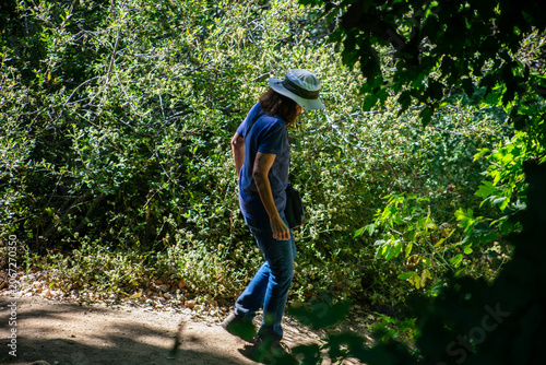 Φωτογραφία A Teaching naturalist on a trail exploring the habitat preparing for a presentation on the Natural Wonders of a California Oak Glen forest in the San Bernardino Mountains