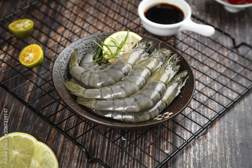 Photos Fresh Raw Prawns with Lemon and Soy Sauce