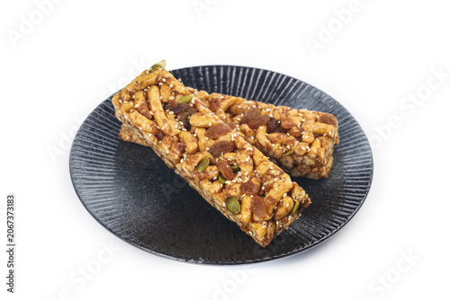 Foto Traditional Chinese Sachima Nut Bars - Delicious Soft Sweet Snack on Dark Plate