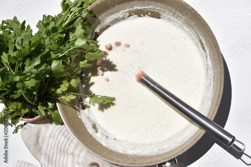 Foto Homemade Béchamel Sauce for Lasagna in Skillet with Fresh Parsley, Close Up