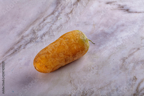 Schilderij op canvas Single yellow carrot on marble surface