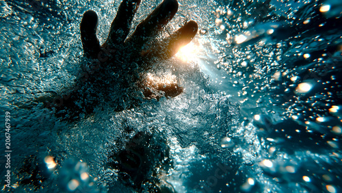 Obraz na płótnie 水中から水面に向かって伸ばされた手と激しい水しぶき