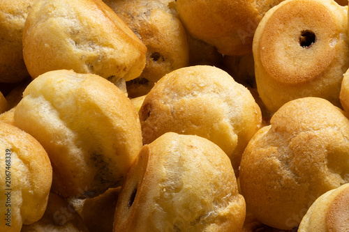 Foto High-Resolution close-up of mini choux pastry chocolate cream holes extreme deta