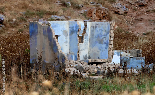 Fotografía An old, dilapidated house in a wilderness area outside the capital