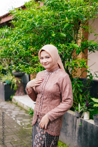 Foto Asian Hijab Woman in Traditional Javanese Kebaya Lace Dress, posing outdoor