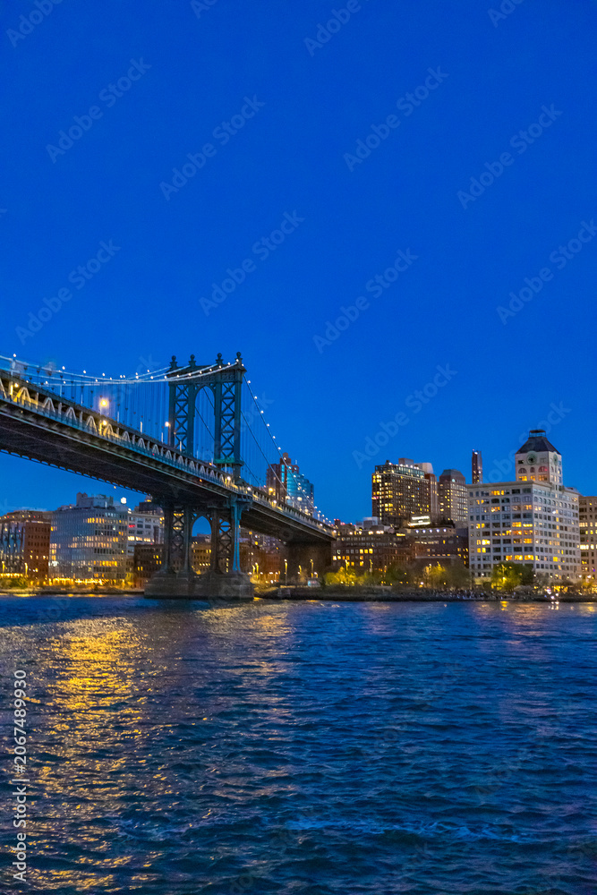 Obraz premium Manhattan Bridge and Brooklyn Waterfront at Twilight, New York City