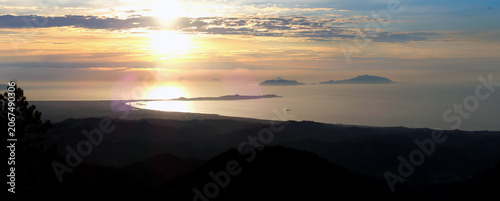 Fotografía Tramonto dorato sulle Isole Eolie: una visione eterea dal crinale montuoso 427c2