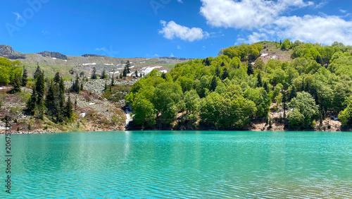 Foto Vivid emerald waters of Green Lake reflect the beauty of Georgias mountain wilderness