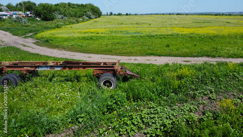 Foto Aerial view of an abandoned rusty semi trailer chassis frame in a green summer f
