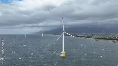 梅雨入りした富山湾沿岸にある洋上風力発電風車