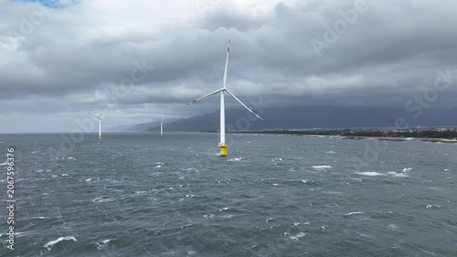 梅雨入りした富山湾沿岸にある洋上風力発電風車