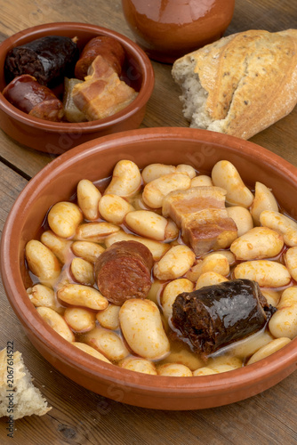 Fabada asturiana en una cazuela de barro