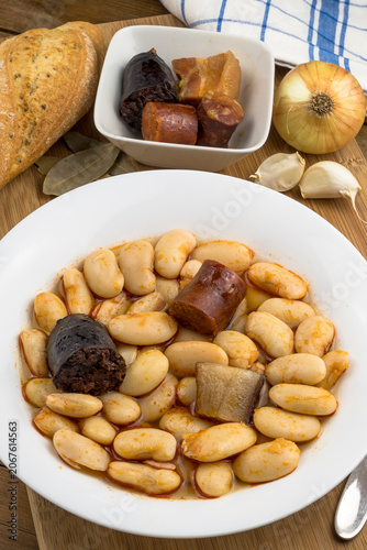 Plato de fabada asturiana e ingredientes