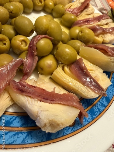 Alcachofas con anchoas y algunas olivas verdes