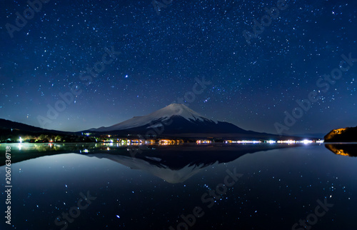 Canvastavla 山中湖に映る富士山と沈みゆく冬の星座